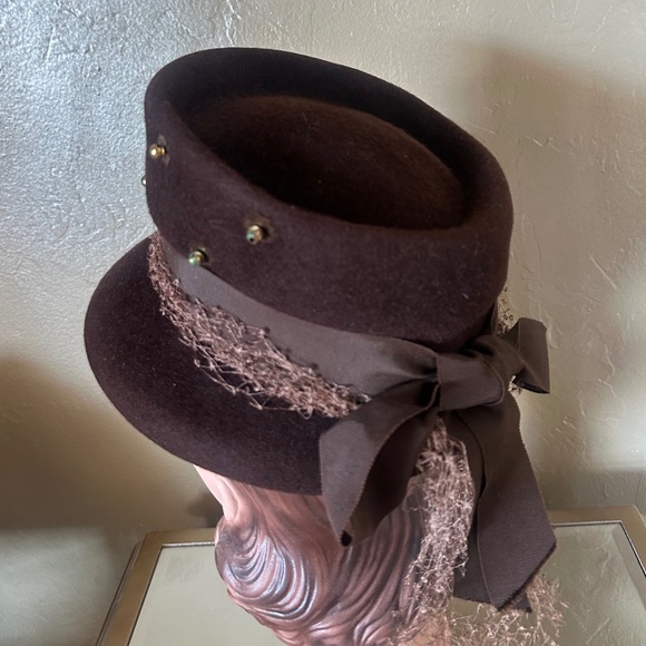 COMELY 1940s\' BROWN VELOUR FELT HAT + GOLD STUDS & VEILING main image 5